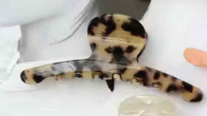 Lighter Brown & Cream Fleck Round Claw Clip