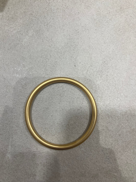 Beautiful, simple waterproof gold bangle, can be worn in the sea, pool or shower. Size: 5mm thick, 70mm diameter